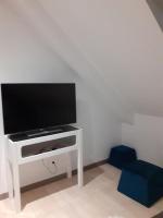 Televízia a/alebo spoločenská miestnosť v ubytovaní Villa des églantiers baie de somme