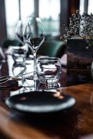 einen Holztisch mit Weingläsern darüber in der Unterkunft Hotel Ter Zand - Handwritten Collection in Burgh Haamstede