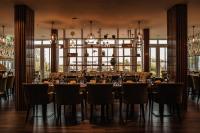 ein Esszimmer mit einem langen Tisch und Stühlen in der Unterkunft Hotel Ter Zand - Handwritten Collection in Burgh Haamstede