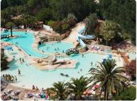 Bazén v ubytovaní Charmant mobilhome camping Les Sables d'Or 4 étoiles alebo v jeho blízkosti
