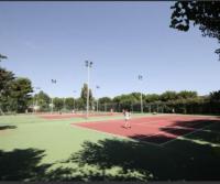 Tenis alebo squash v ubytovaní Charmant mobilhome camping Les Sables d'Or 4 étoiles alebo jeho okolí