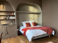 Łóżko lub łóżka w pokoju w obiekcie Mercier de Montigny - Les Chambres du Beffroi - SPA et Massage