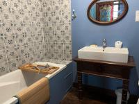 Łazienka w obiekcie Mercier de Montigny - Les Chambres du Beffroi - SPA et Massage