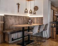 Un comedor con mesa y sillas de madera. en Aktivhotel Gasteiner Einkehr, en Dorfgastein