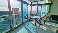 Balkón alebo terasa v ubytovaní Skyline 14 Large and sunny all-day balcony with stunning sea views