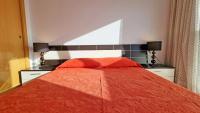 Posteľ alebo postele v izbe v ubytovaní Skyline 14 Large and sunny all-day balcony with stunning sea views