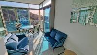 Posedenie v ubytovaní Skyline 14 Large and sunny all-day balcony with stunning sea views