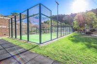 Tenis alebo squash v ubytovaní Skyline 14 Large and sunny all-day balcony with stunning sea views alebo jeho okolí