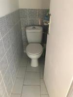 a bathroom with a toilet and a tiled floor at Studio 30m2 sympa à la limite de TOURS in Saint-Pierre-des-Corps