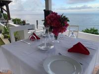 O vedere generală la mare sau o vedere la mare
luată din acest hotel