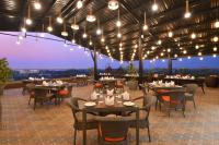 Restaurace v ubytování The Fern Habitat Goa, Candolim, Series by Marriott