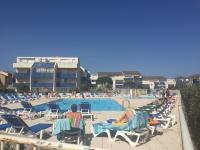 Basen w obiekcie T3 FRONT DE MER LACANAU OCEAN - 22m2 TERRASSE -2 PISCINES -WIFI-PARKING lub w pobliżu