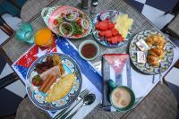 una mesa cubierta con platos de comida y fruta en The Quba Boutique Hotel Pattaya, en Pattaya central