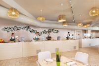 een groep mensen die aan een balie in een restaurant staan bij VOI Le Muse Essentia in Zambrone