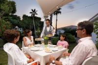 een groep mensen die rond een tafel zitten bij VOI Le Muse Essentia in Zambrone