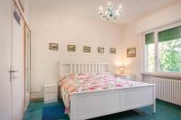 A bed or beds in a room at Villa Belvedere-Con piscina a Bardolino