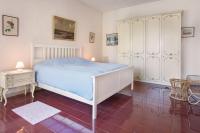 A bed or beds in a room at Villa Belvedere-Con piscina a Bardolino