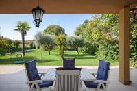 A garden outside Villa Belvedere-Con piscina a Bardolino
