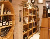 een kamer met planken gevuld met flessen wijn bij Ca' delle Rose in Castelfranco Veneto