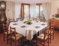 een eetkamer met een tafel met stoelen en een klok bij Ca' delle Rose in Castelfranco Veneto