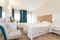 Postel nebo postele na pokoji v ubytování Hotel Castilla Alicante