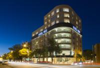 a building at night with cars driving past it at Visit Hotel &amp; Apart in San Luis