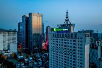 成都市にあるHoliday Inn Express Chengdu Tianfu Square by IHG - Chunxi Road and Kuanzhai Alleyの街中の、上に看板が掲げられた建物