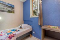 a small childs bedroom with a blue wall at Belambra Clubs Presqu&#39;île De Giens - Riviera Beach Club in Hyères