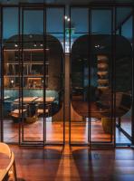 une pièce avec de grandes portes vitrées, une table et une salle à manger dans l'établissement Hotel Taburiente S.C.Tenerife, à Santa Cruz de Tenerife