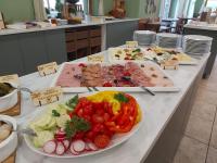 Pohorje Village Wellbeing Resort - Forest Apartments Videc في هوكو بوهوجري: بوفيه من أنواع مختلفة من الطعام على الطاولة