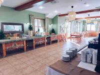 Pohorje Village Wellbeing Resort - Forest Apartments Videc في هوكو بوهوجري: غرفة كبيرة مع مطبخ وغرفة طعام