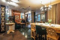 een restaurant met een bar met stoelen en tafels bij Willa Monte in Zakopane