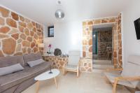 Televízia a/alebo spoločenská miestnosť v ubytovaní AnnaView Apartments & Suites