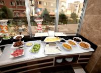 トラブゾンにあるKonak Park Otel Yomraのテーブルの上にさまざまな種類の食べ物が並んだビュッフェ