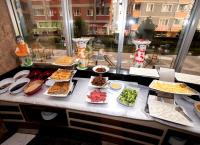 トラブゾンにあるKonak Park Otel Yomraのテーブルの上にたくさんの料理が並んだビュッフェ