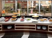 トラブゾンにあるKonak Park Otel Yomraのカウンターにさまざまな種類の食べ物が並んだビュッフェ