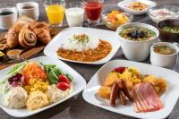 uma mesa com pratos de comida em Far East Village Hotel Tokyo Ariake em Tóquio