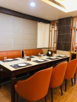 una sala de conferencias con mesa y sillas de color naranja en Hotel Myriad, en Lucknow