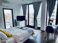 Łóżko lub łóżka w pokoju w obiekcie City view Wellness Apartment swim&steam&relax