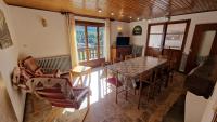 Televízia a/alebo spoločenská miestnosť v ubytovaní Chalet l'Acinos