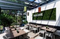 een restaurant met tafels en stoelen en een bord met de tekst Austrett. bij Landhotel Rügheim in Rügheim