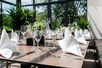 een lange houten tafel met wijnglazen en servetten bij Landhotel Rügheim in Rügheim
