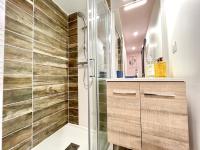 a bathroom with a shower and a sink at Le Loft ~ à 4 min de la gare, Fibre + Parking privé in Poitiers