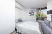 Postel nebo postele na pokoji v ubytování Mediterraneo Beach Apartment in Malaga by Solaga Holiday Homes