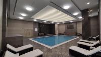 Luxury Apartment by the Sea with Amazing Amenities at Pearl Qatarの敷地内または近くにあるプール