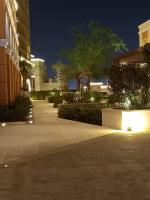 Luxury Apartment by the Sea with Amazing Amenities at Pearl Qatarにある庭