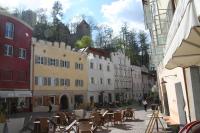 una calle con sillas y edificios en una ciudad en Hotel Krone, en Brunico