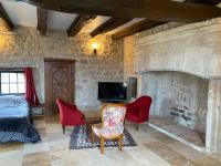 Televízia a/alebo spoločenská miestnosť v ubytovaní Maison de village, charme et confort