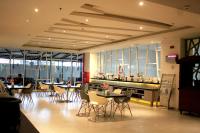 プロボリンゴにあるブロモ パーク ホテル プロボリンゴのテーブルと椅子とバーのあるレストラン