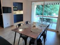 a kitchen and dining room with a table and chairs at Hossegor city in Soorts-Hossegor